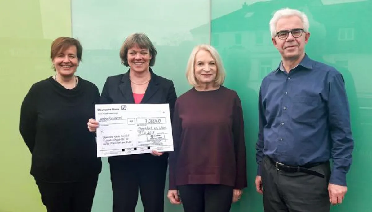 Birte Kern bei der Spendenübergabe (2. v. r.)