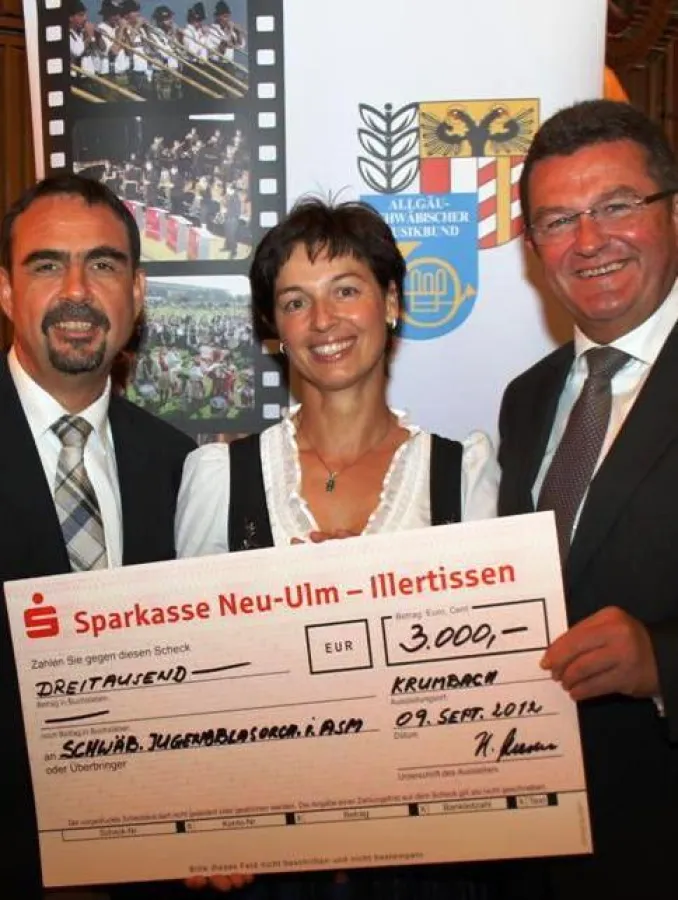 Ulrike Müller, MdL, übergibt Spendenscheck in Höhe von 3000.- EURO