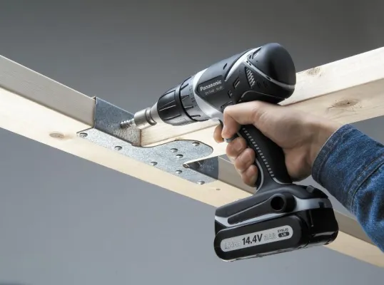 Kraftvoll und kompakt: der neue Akku-Bohrschrauber EY 7440 von Panasonic Bild: Kraftvoll und kompakt: der neue Akku-Bohrschrauber EY 7440 von Panasonic