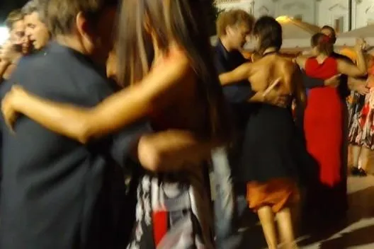 La Rogaia Tangoreisen Juni 2012, Aufbaukurs. Sicher auf der Tanzfläche, endlich das Tangotanzen genießen. Bild: La Rogaia Tangoreisen Juni 2012, Aufbaukurs. Sicher auf der Tanzfläche, endlich das Tangotanzen genießen.
