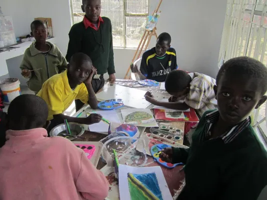 Bild: Artist Center in Tansania startet mit der Aktion Kidsart Amini Alama und 1000 Kunstwerken