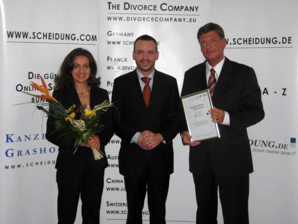 Übergabe der Auszeichnung (v.l. Katrin Grashoff, Andreas Gaida, Dr. Christopher Pruefer)