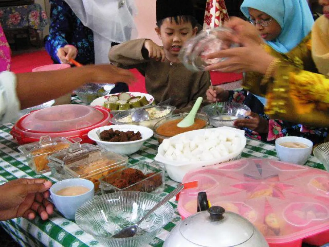 Traditionelles Fastenbrechen - By Syefri Zulkefli from Shah Alam, Malaysia (Food Galore) [CC-BY-SA-2