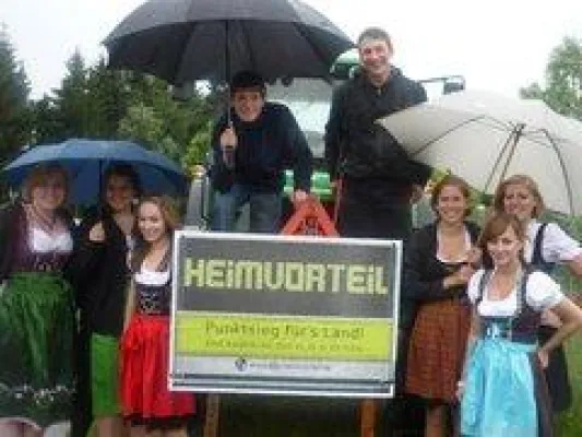 Bild: KLJB Bayern startet mit einer Schild-Aktion die Kampagne "Heimvorteil - Punktsieg für´s Land"