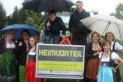 KLJB Bayern startet mit einer Schild-Aktion die Kampagne "Heimvorteil - Punktsieg für´s Land" Bild: KLJB Bayern startet mit einer Schild-Aktion die Kampagne "Heimvorteil - Punktsieg für´s Land"