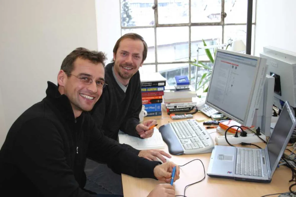 Die Entwickler des Online-Programmierkurses v.l.n.r. DI Wolfgang Auer und Mag. (FH) Frank Weber von der FH Vorarlberg