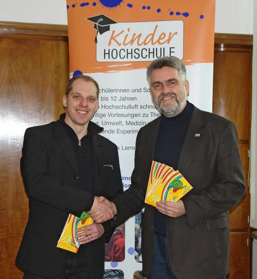 Avery Kolle (l.) vom Verein krebskranker Kinder Harz e.V. und Rektor Prof. Dr. Armin Willingmann.