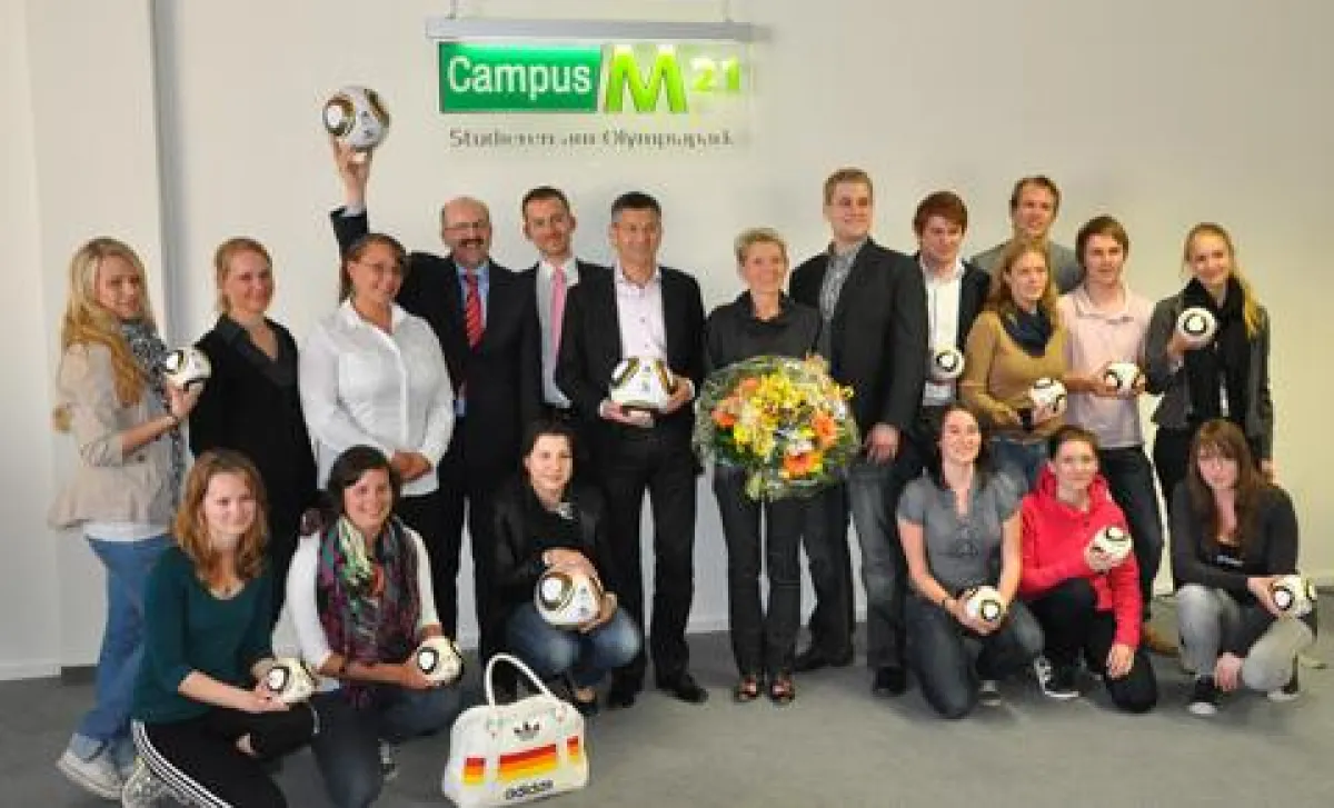Studierende mit dem WM-Ball 