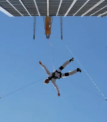 Bild: Europapremiere - Jochen Schweizer® eröffnet seine Base-Flying-Station am Park Inn Berlin-Alexanderplatz