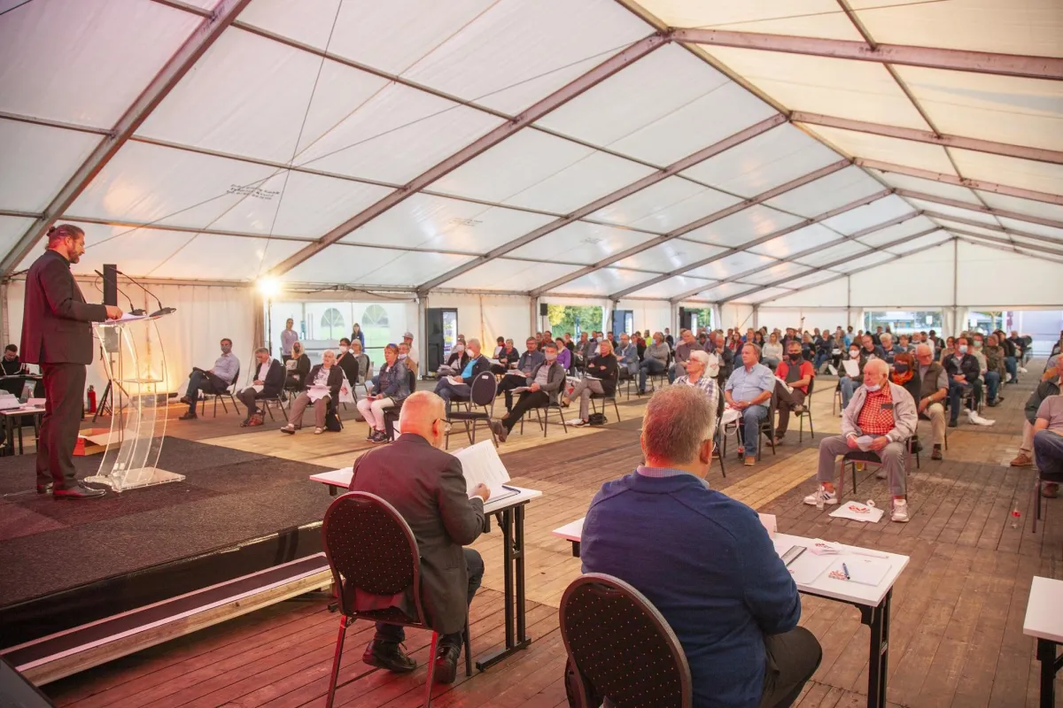 Corona-konforme Mitgliederversammlung im 800 m² Zelt