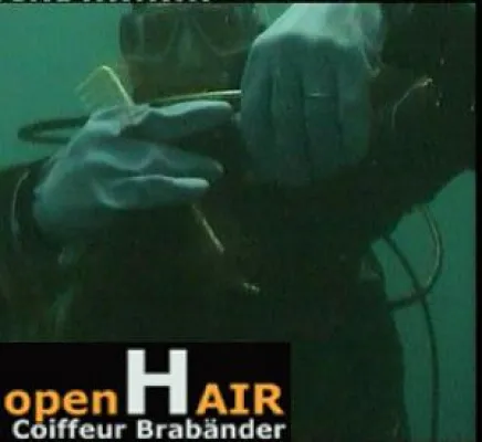 Unterwasser Haare schneiden - Weltrekord gebrochen Bild: Unterwasser Haare schneiden - Weltrekord gebrochen