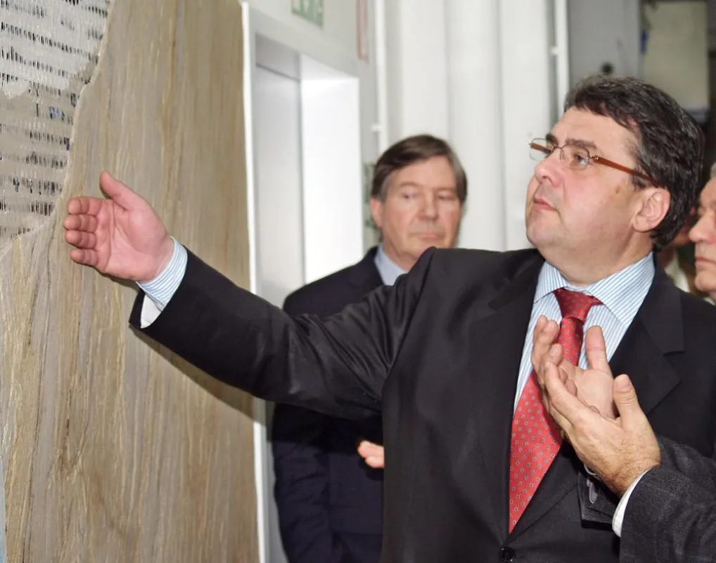 Umweltminister Siegmar Gabriel begutachtet die vielfältigen Einsatzmöglichkeiten der Kapillarrohrmatten