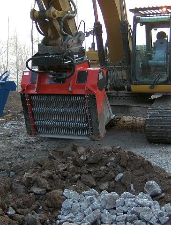 ALLU-Schaufelseparator trennt Vorlagensteine von kontaminierten Feinteilen