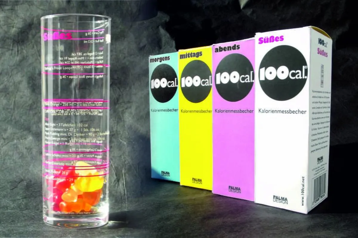 Links: Messbecher: So wenig sind 100 Kalorien Gummibärchen! Rechts: Packungsdesign.