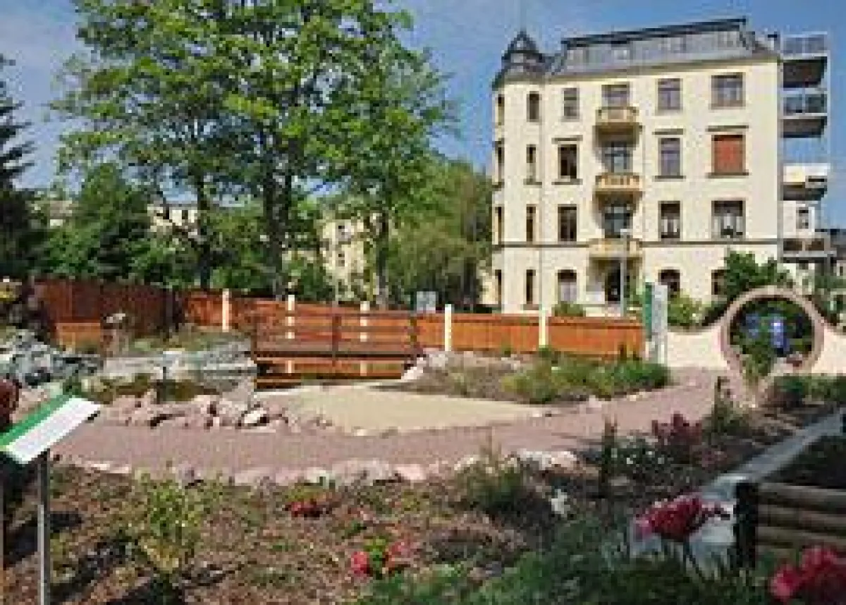 Der ?Garten des Lebens? neben der Klinik ProLeben verdeutlicht die Stationen des menschlichen Gesundungsprozesses auf spielerische Art.