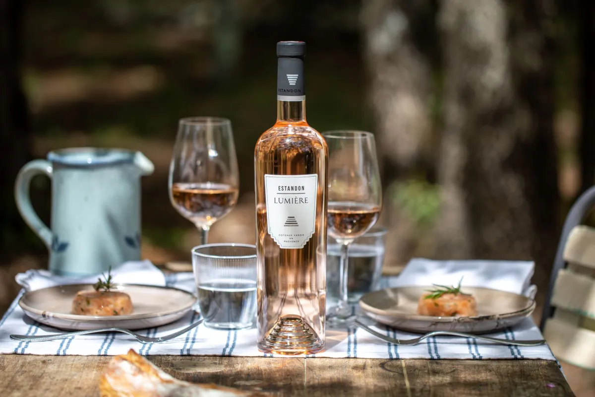 Estandon Lumière - der Rosé aus der Provence ist ein ideale Partner an warmen Sommertagen. (© Estandon)