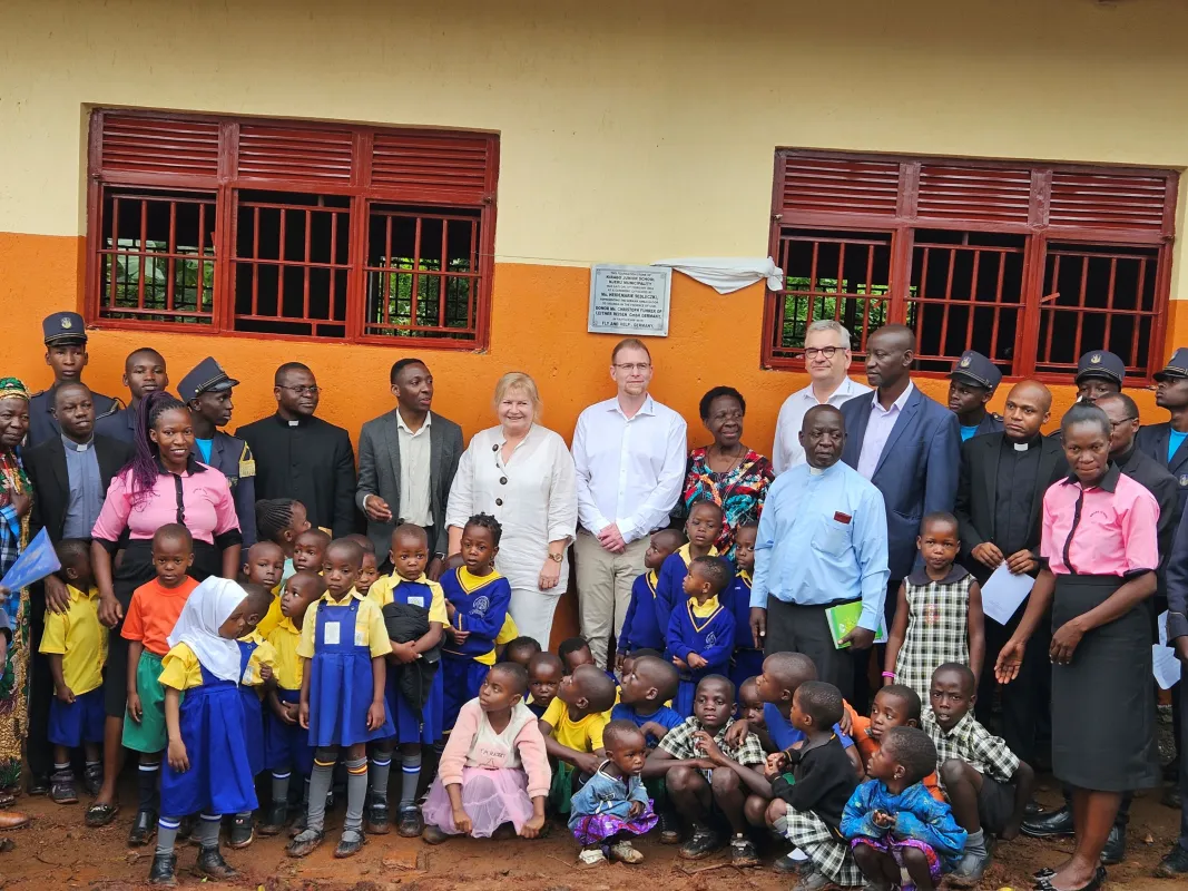 Gruppenbild bei der Schuleröffnung in Uganda (© Leitner Reisen)