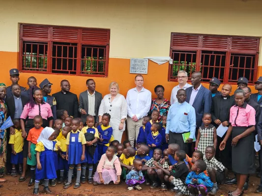 Bild: Leitner Reisen eröffnet Schule in Uganda