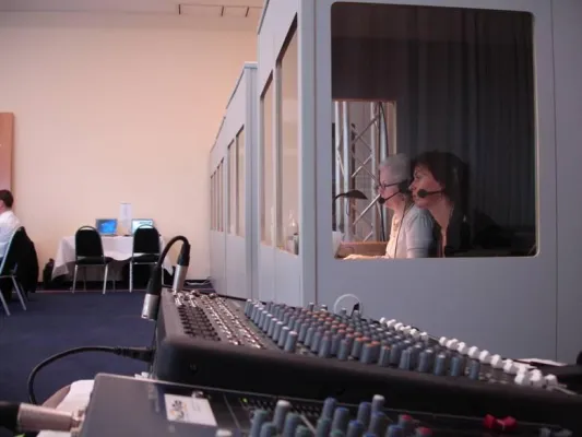Bild: Flüsterkoffer und Dolmetschtechnik mieten bei NUNTIO Audio – Video Solutions