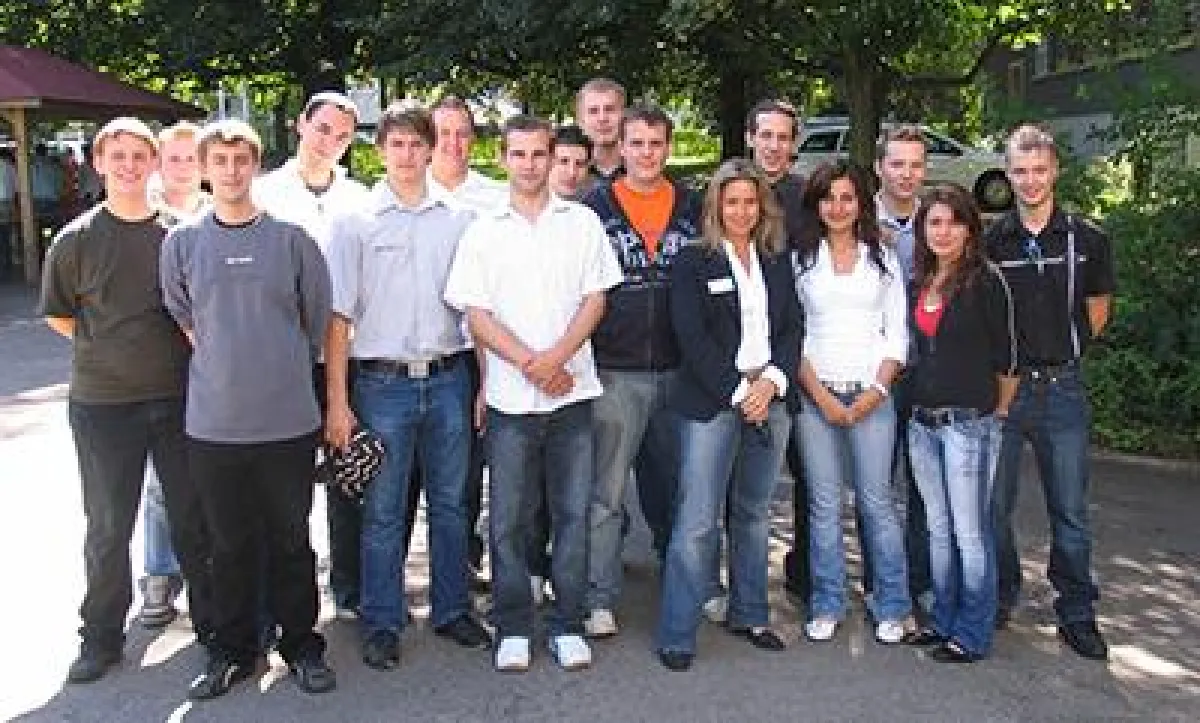 BÜROTEX Geschäftsführerin Anita Maria Körner und alle Auszubildenden des Systemhauses