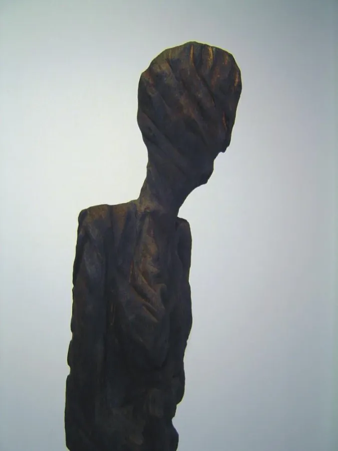 Robin Horsch: Ohne Titel (2008). Eichenholz geflämmt.