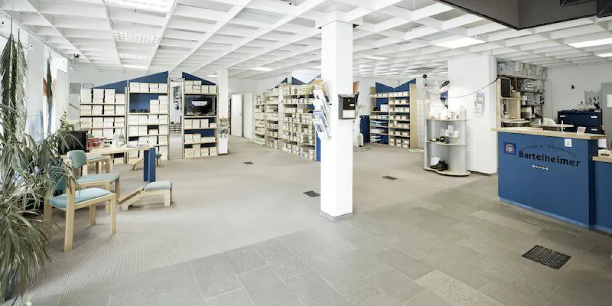 Erste Renovierungsarbeiten im LadengeschäftTQKP2W