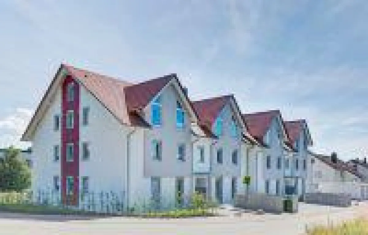 Die neuen Ziegel-Mehrfamilienhäuser in Engelsbrand erreichen problemlos den KfW-Effizienzhaus-Standard 70 (Bild: Unipor, München).