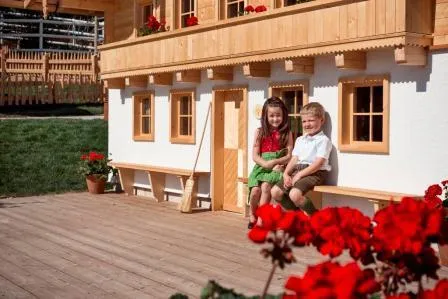 Erstes Hotel-Kinderbauerndorf auf 5-Sterne-Niveau - Pinzgauer miniGUT im Hotel Forsthofgut Bild: Erstes Hotel-Kinderbauerndorf auf 5-Sterne-Niveau - Pinzgauer miniGUT im Hotel Forsthofgut