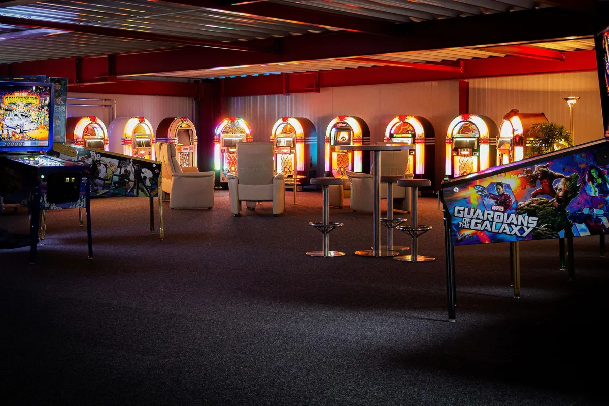 Neue Rock-Ola Jukeboxen im Bünder Fachgeschäft Pinball Universe