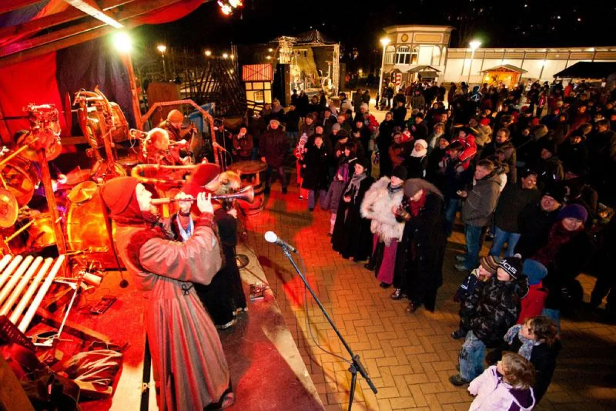 Mittelalterliches Open-Air-Spektakel beim Strandkorbsilvester auf dem Kurplatz im Ostseebad Göhren