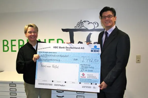 Bild: Eternitler umrunden die Welt: Baustoffhersteller spendet rund 10.000 Euro für die Tafeln