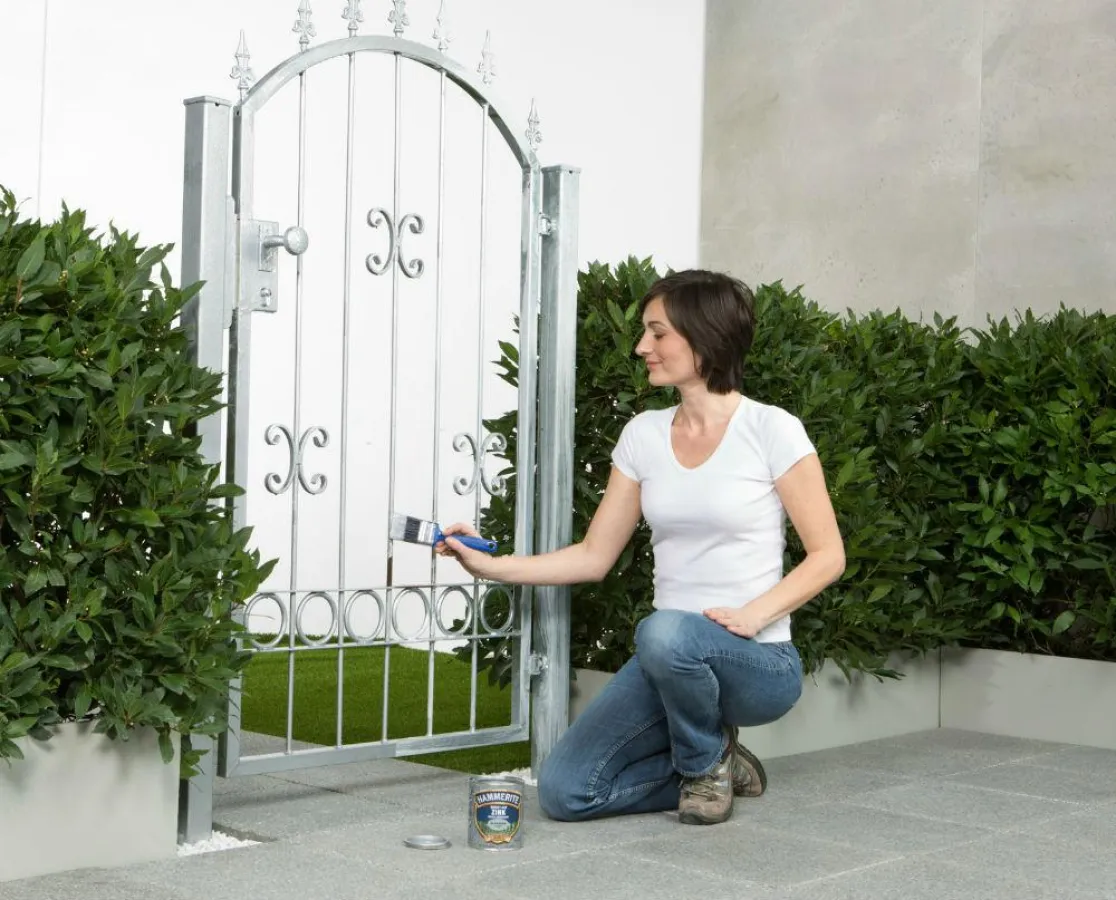 Die TÜV-geprüften HAMMERITE Metall-Schutzlacke mit DUALTECH lassen sich direkt auf Rost auftragen.