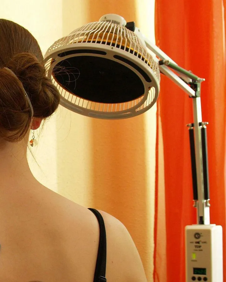 Behandlung einer Disharmonie im Schulterbereich. Nach wenigen Anwendungen von Wärme der TDP Lampe berichtete die Klientin von Ausgeglichenheit und Lebensfreude sowohl auf seelischer, mentaler als auch