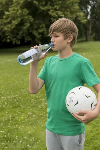 Bild: Flüssigkeitsmangel kann gefährlich werden: Richtiges Trinken ist für Kinder im Sommer besonders wichtig