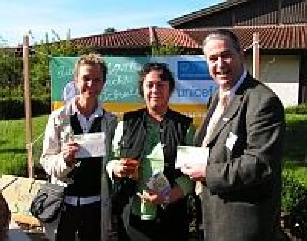 Die CJD-Mitarbeiter Karin Hoser (links) und Joachim Groß (rechts) mit der ersten Spenderin für die UNICEF-CJD-Kampagne.