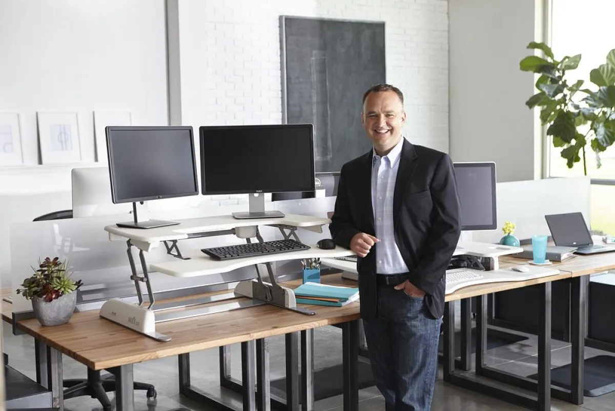 VARIDESK Firmenchef Jason McCann am VARIDESK Pro Plus 36 White – © VARIDESK
