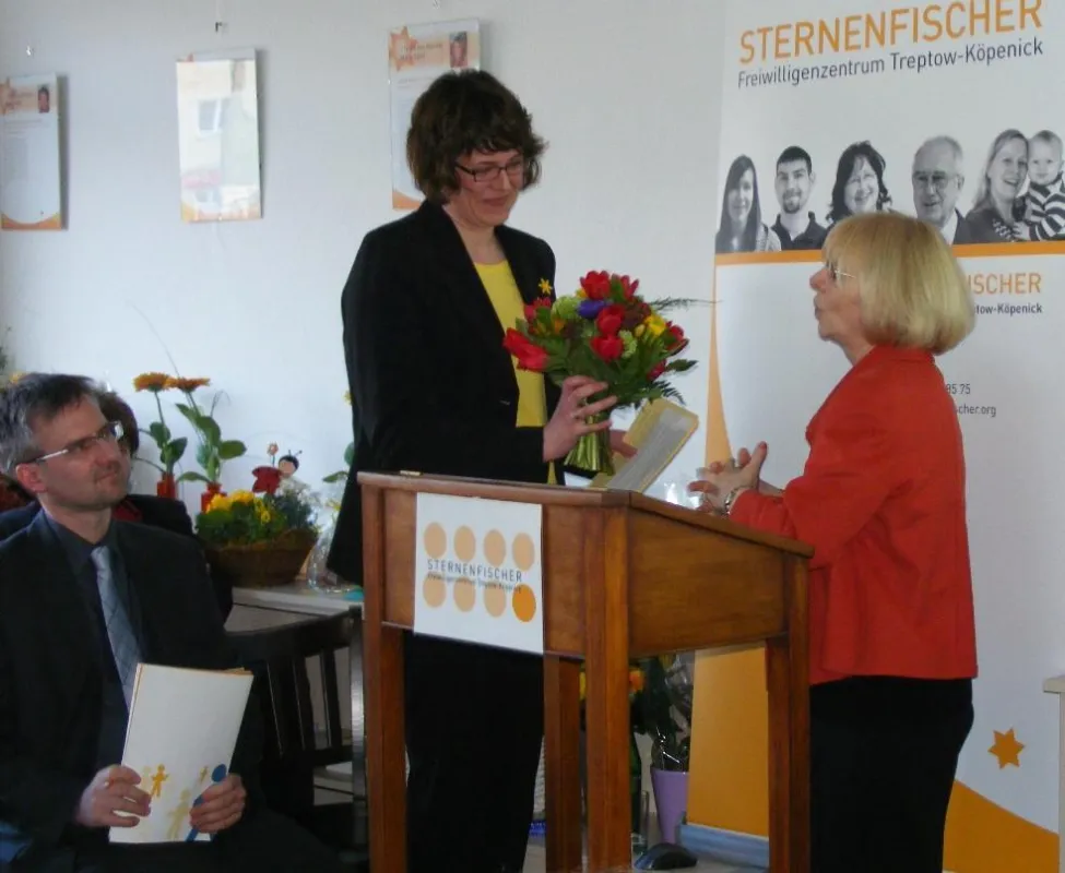Bezirksbürgermeisterin Gabriele Schöttler gratuliert der STERNENFISCHERIN Stefanie Beerbaum