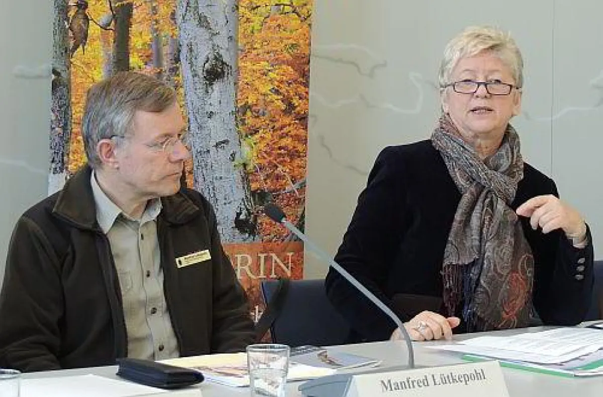 Umweltministerin Anita Tack und Naturwacht-Leiter Manfred Lütkepohl stellen die Arbeit vor.