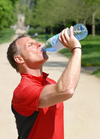 Bild: Ohne Wasser keine Leistung: Diese Trinktipps sollten Sportler im Sommer beachten