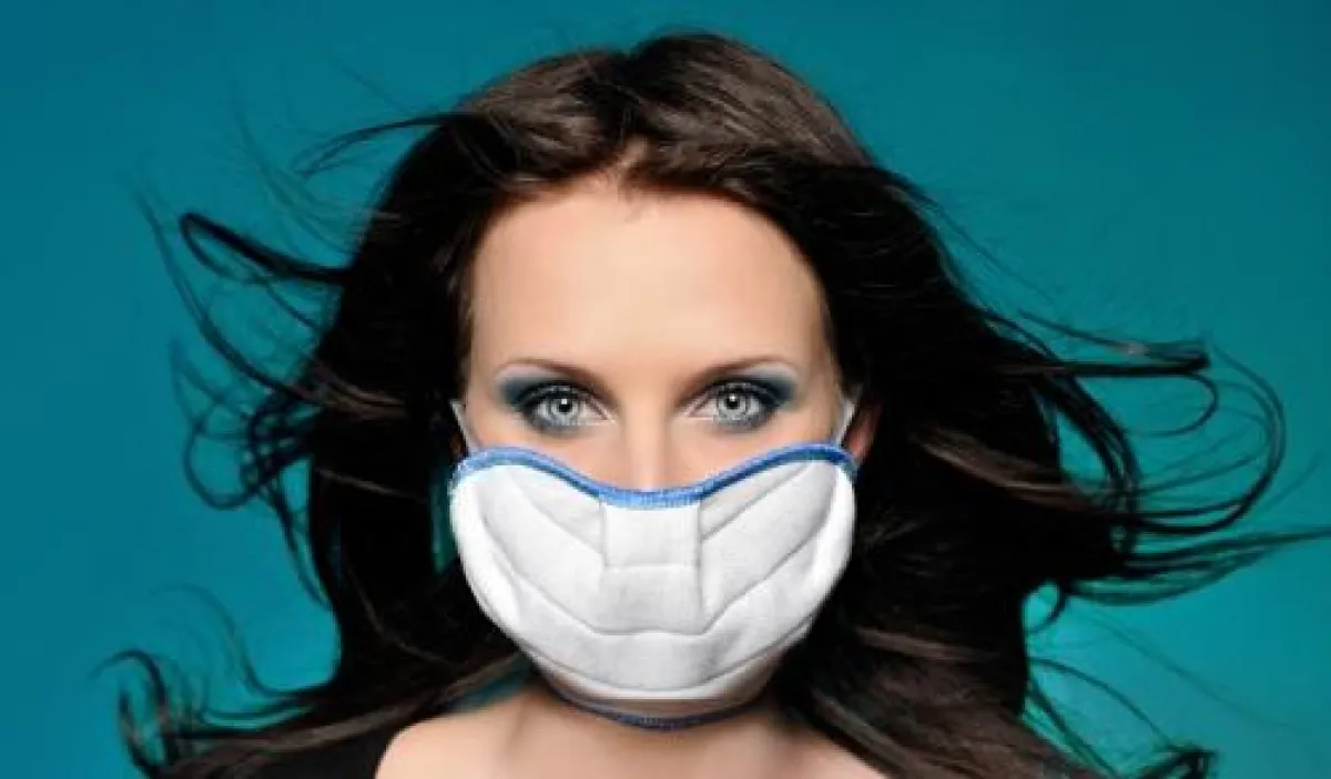 Durch eingewebte Fasern mit Silberionen zerstört der innovative Mundschutz auftreffende Bakterien und Viren noch vor dem Einatmen.