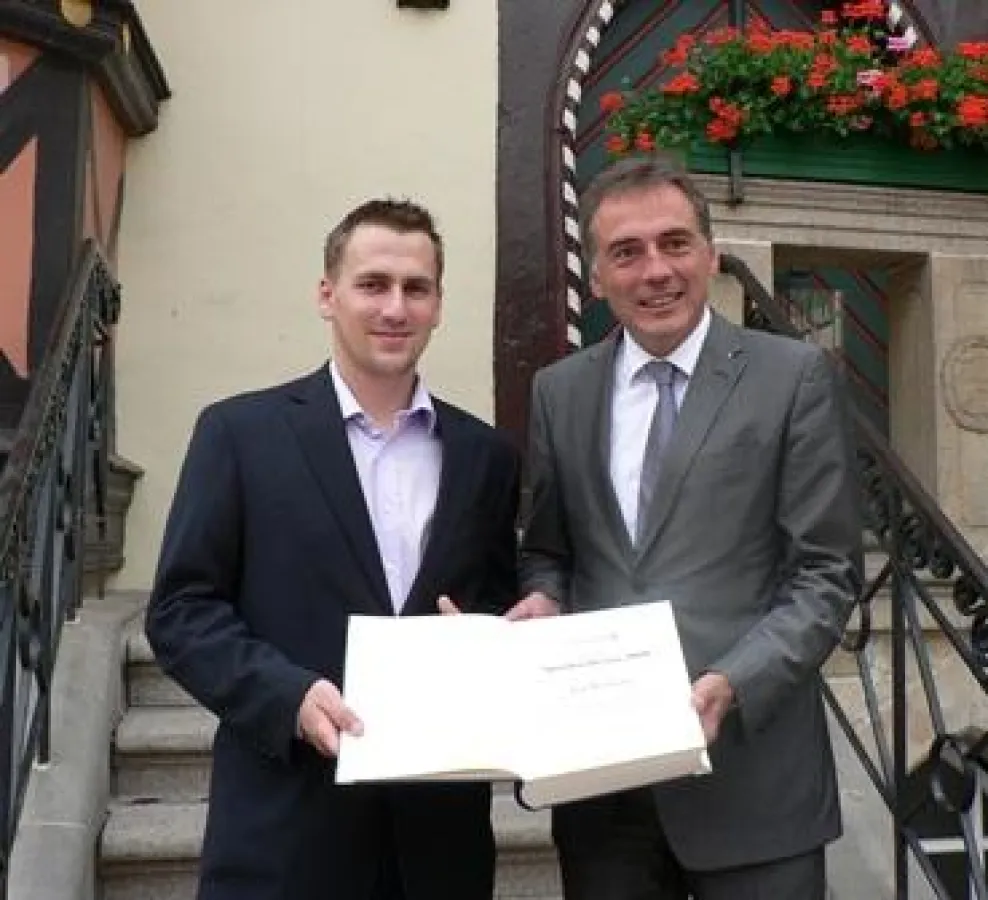 v.l.n.r.: Eishockeyspieler Jens Baxmann und Oberbürgermeister Peter Gaffert