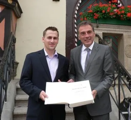 Bild: Berliner Eisbär trägt sich in das Ehrenbuch des Sports der Stadt Wernigerode ein