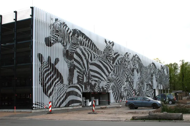 STAINER Schriften & Siebdruck versetzt mit wandelnder Fassade Zoobesucher in Staunen Bild: STAINER Schriften & Siebdruck versetzt mit wandelnder Fassade Zoobesucher in Staunen