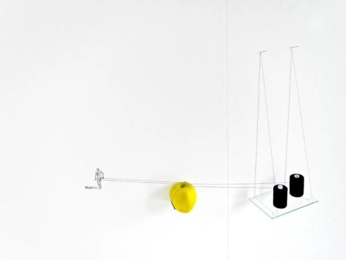 Sandra Boeschenstein verbindet Ölzeichnung, Apfel und Fadenspulen zur Installation.