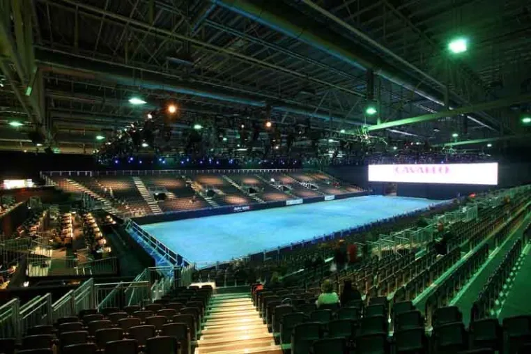 Bild: RANG EINS realisierte kompletten Tribünenbau auf der EQUITANA 2009