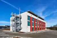 Bild: Holz und Beton  laden zur Nachtruhe ein