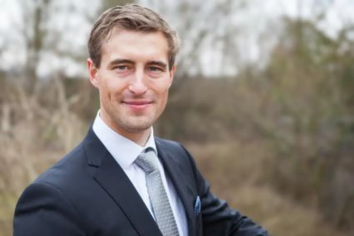 Jonathan Wagner studiert berufsbegleitend an der Wilhelm Büchner Hochschule