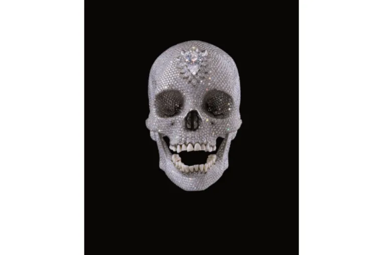 Bild: Diamanten-Glanz im MUCA: Damien Hirsts ikonischer Schädel erstrahlt in München