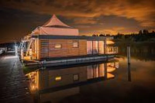 Kapitalanlage am Bärwalder See bei Dresden - Steganlage für insgesamt 25 Schwimmende Ferienhäuser Bild: Kapitalanlage am Bärwalder See bei Dresden - Steganlage für insgesamt 25 Schwimmende Ferienhäuser