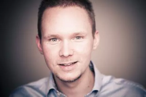 Bild: aquasomatics - Ein Abenteuer für Paare. Berührung, Licht & Klang im warmen Wasser